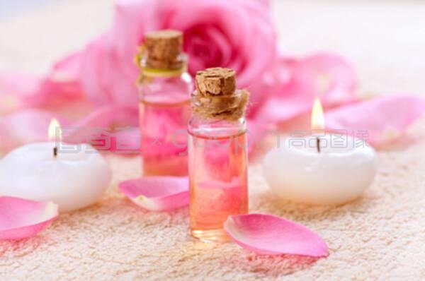 芳香疗法用的香精油瓶子。Rose Spa